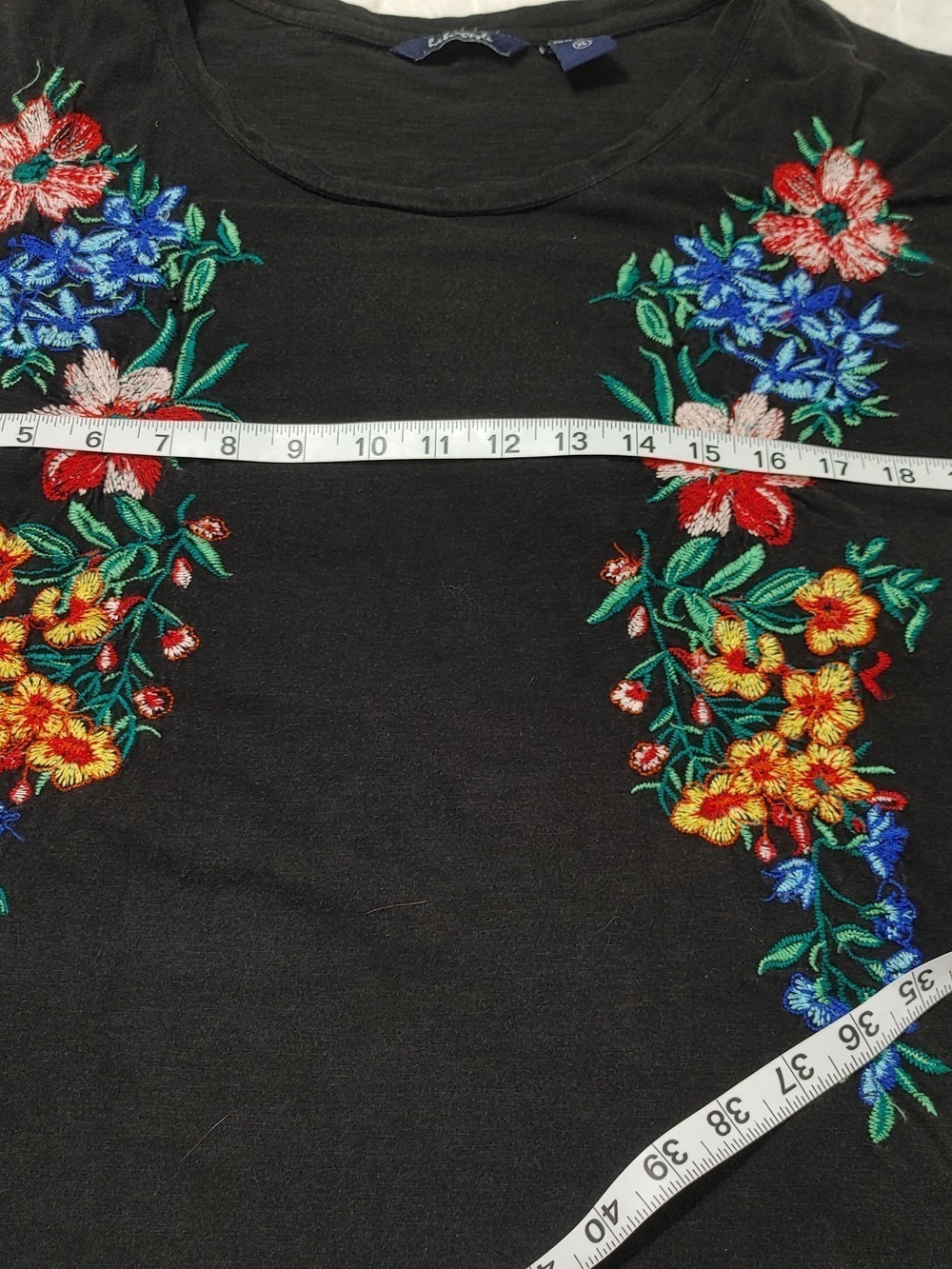 Black Short-Sleeve Scoop Neck Tee with Floral Embroidery - Picture 6 of 9